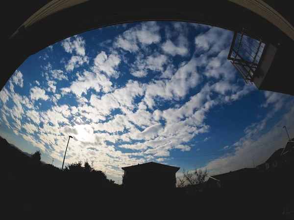 Blauer Himmel mit Wolken, Stadtsilhouette — Stockfoto
