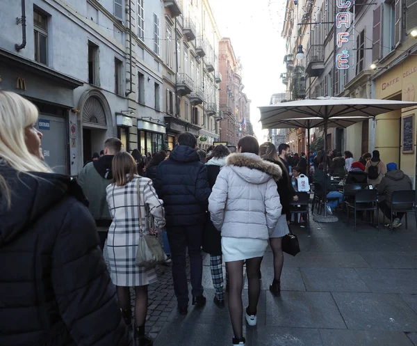 Άνθρωποι στο κέντρο της πόλης του Τορίνο — Φωτογραφία Αρχείου