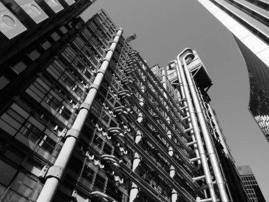 Londra 'da Lloyds binası, siyah beyaz