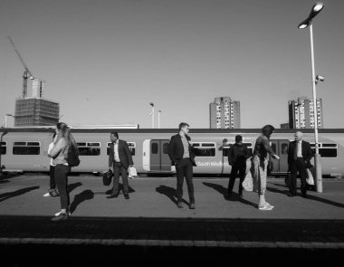 Londra 'daki Clapham Junction İstasyonu, siyah beyaz