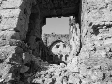 Chepstow 'daki Chepstow Kalesi harabeleri, siyah beyaz