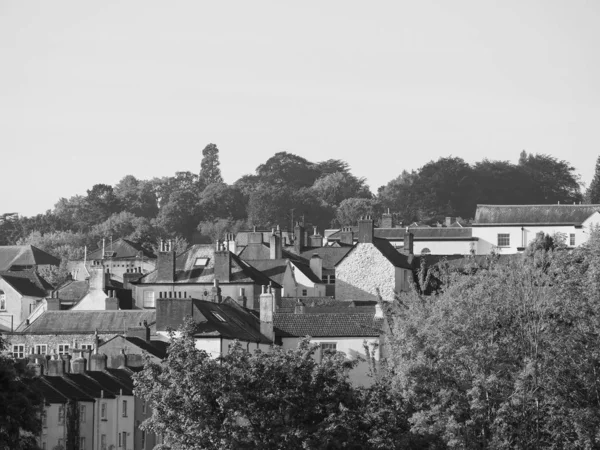 Toit typique de la ville britannique, noir et blanc — Photo