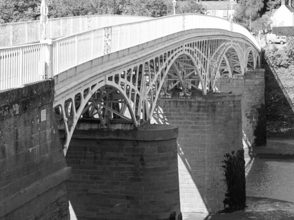 Old Wye Bridge in Chepstow, black and white — Stock Photo, Image