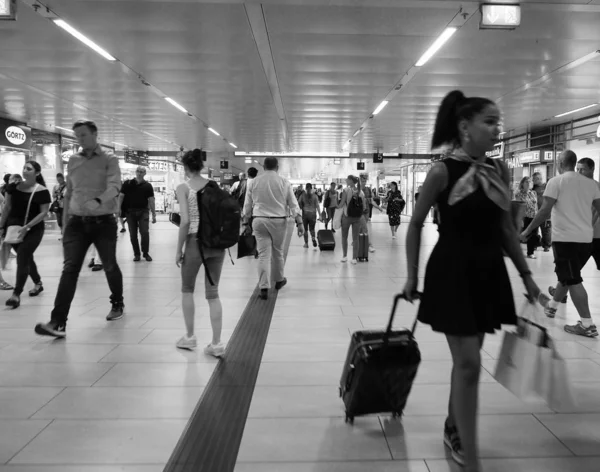 Travellers in Duesseldorf Hauptbahnhof station, black and white — Stock Photo, Image