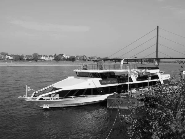 Floden Rhein vy i Düsseldorf, svart och vitt — Stockfoto