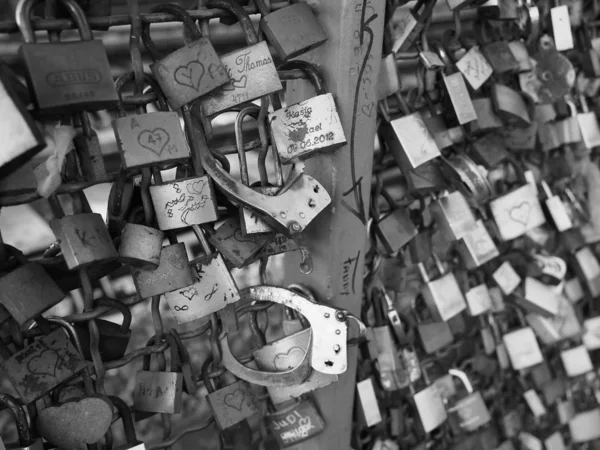 Serrures d'amour sur Hohenzollernbruecke (Hohenzollern Bridge) sur riv — Photo