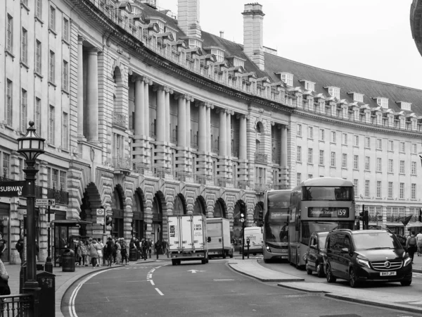 Regent Street Londonban, fekete-fehér — Stock Fotó