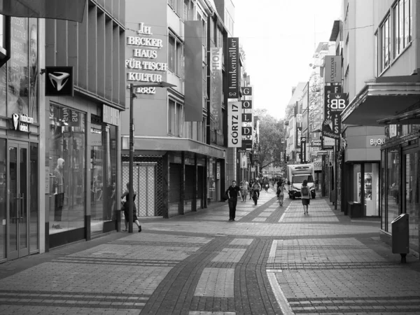 Hohe Strasse (High Street) ulicy handlowej w Koeln, czarny i w — Zdjęcie stockowe