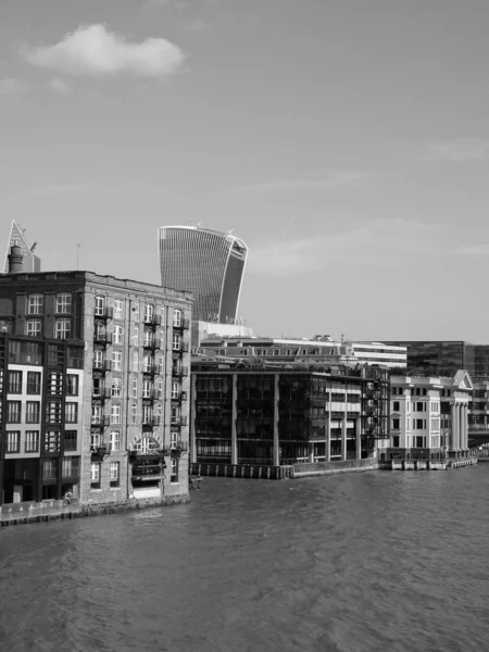 Rzeka Tamiza w Londynie, czerń i biel — Zdjęcie stockowe