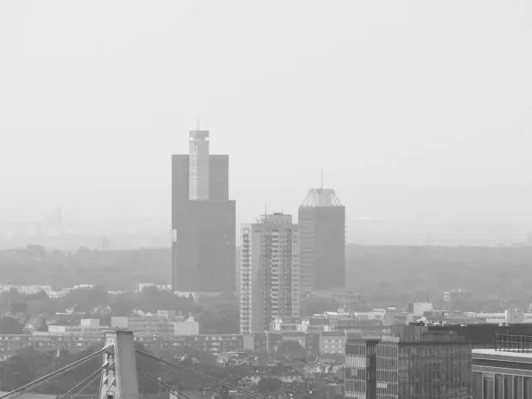 Deutschlandfunk mrakodrap v Koelnu, černobílý — Stock fotografie