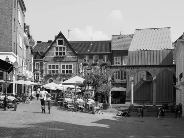 Lidé v centru města Aachen, černobílí — Stock fotografie