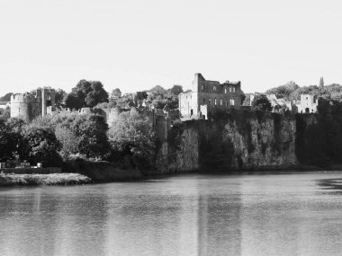 Chepstow 'daki Chepstow Kalesi harabeleri, siyah beyaz