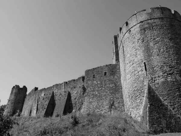 Chepstow Castelo ruínas em Chepstow, preto e branco — Fotografia de Stock