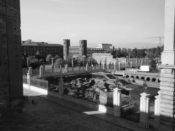 Ворота Палатина (Палатинские ворота) в Турине, черно-белые — стоковое фото