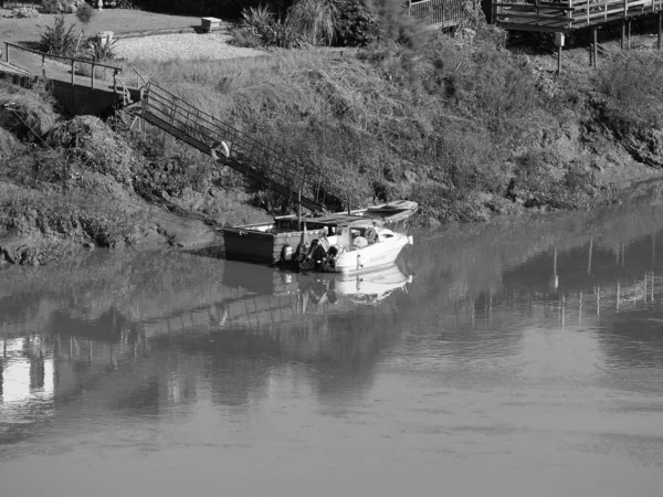 Rzeka Wye w Chepstow, czerń i biel — Zdjęcie stockowe