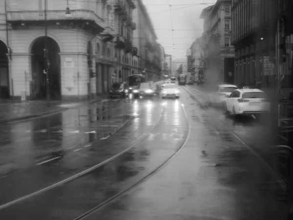 Trânsito dia chuvoso, preto e branco — Fotografia de Stock