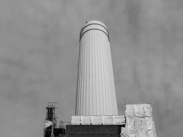 Дымоход электростанции Баттерси в Лондоне, черно-белый — стоковое фото