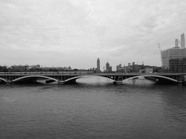 Londra 'daki Thames nehri üzerindeki Grosvenor Köprüsü, siyah beyaz