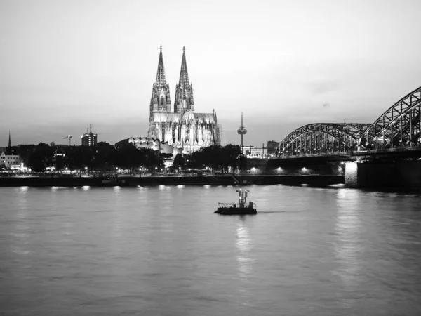 Cattedrale di San Pietro e ponte Hohenzollern sul fiume Reno in K — Foto Stock