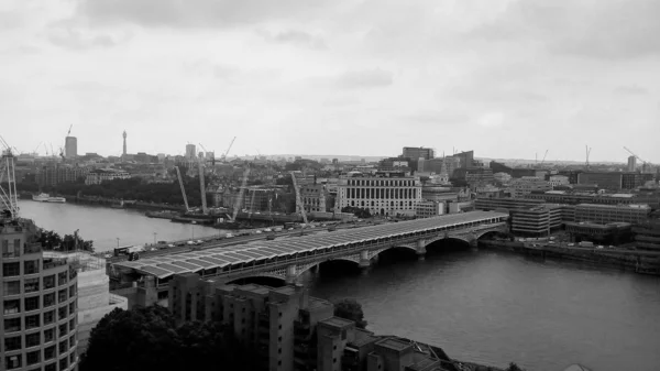 검은 색 과 흰색으로 된 런던의 하늘 풍경 — 스톡 사진