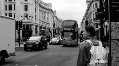 Londra 'daki Regent Caddesi, siyah beyaz.