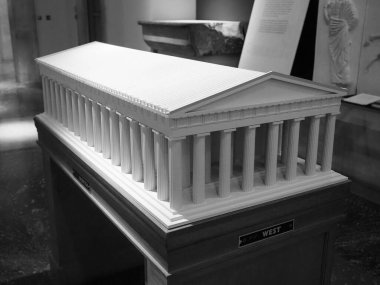 Londra 'daki British Museum' da Parthenon modeli, siyah ve beyaz.