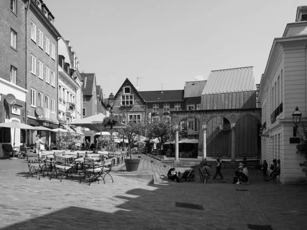 Pessoas no centro da cidade de Aachen, preto e branco — Fotografia de Stock