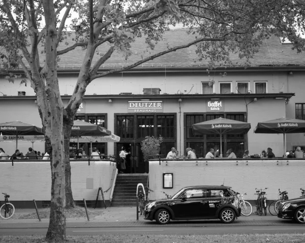 Brasserie Deutzer Brauhaus à Koeln, noir et blanc — Photo