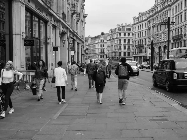 Regent Street w Londynie, czerń i biel — Zdjęcie stockowe
