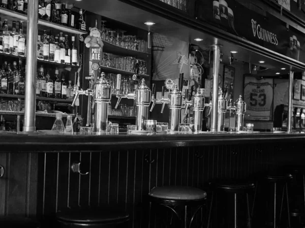 Pub irlandais à Duesseldorf, noir et blanc — Photo
