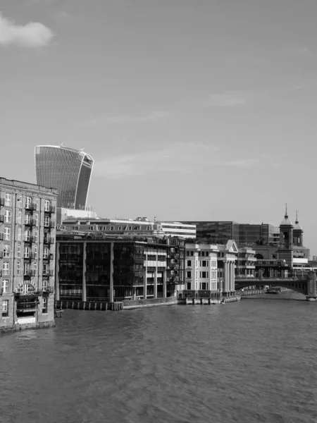 Rzeka Tamiza w Londynie, czerń i biel — Zdjęcie stockowe
