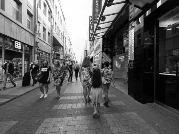 Hohe Strasse (High Street) winkelstraat in Koeln, zwart en w — Stockfoto