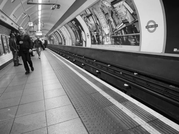 Oxford Circus tunnelbanestation i London, svart och vitt — Stockfoto