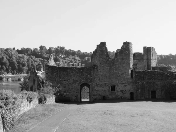 Kasteelruïne Chepstow in Chepstow, zwart-wit — Stockfoto