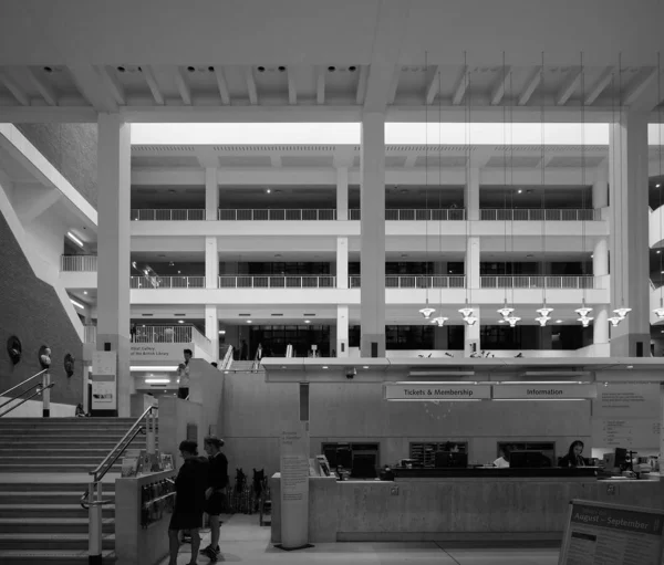 British Library i London, svartvitt — Stockfoto
