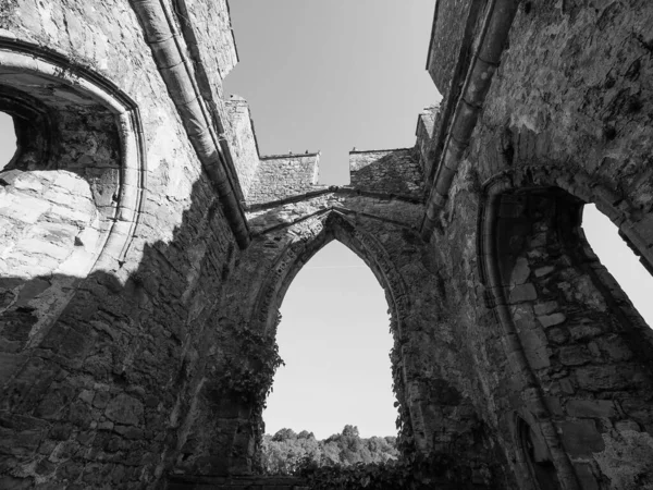 Chepstow Castelo ruínas em Chepstow, preto e branco — Fotografia de Stock