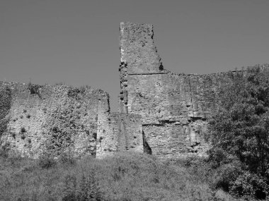 Chepstow 'daki Chepstow Kalesi harabeleri, siyah beyaz
