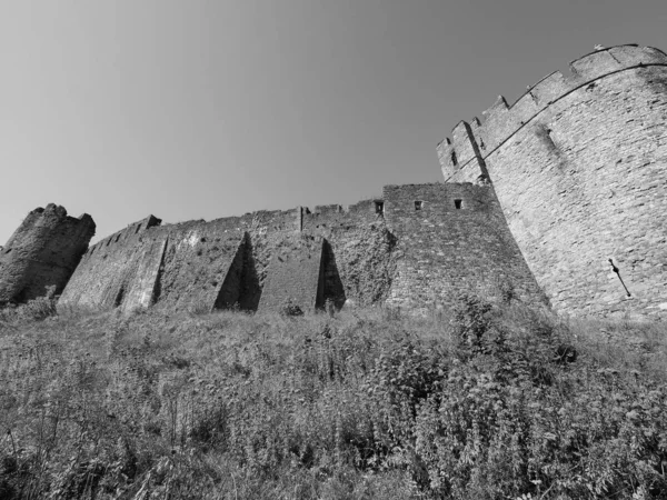 Ruiny zamku Chepstow w Chepstow, czarno-białe — Zdjęcie stockowe