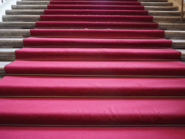 Червоний килим на сходах — стокове фото