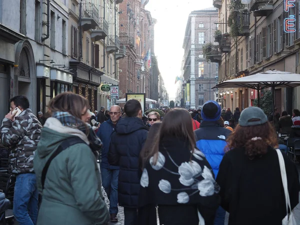 İnsanlar Turin şehir merkezinde