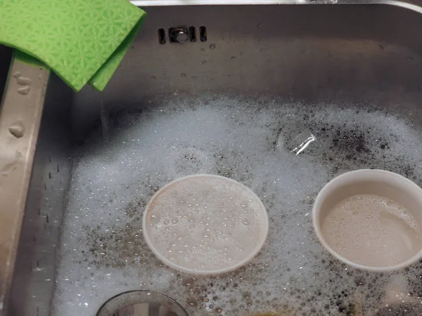 Lavaplatos en fregadero de cocina con espuma detergente —  Fotos de Stock