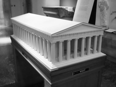 Londra 'daki British Museum' da Parthenon modeli, siyah ve beyaz.