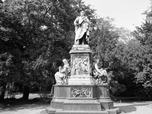 Památník Petra von Cornelia v Duesseldorfu, černobílý — Stock fotografie