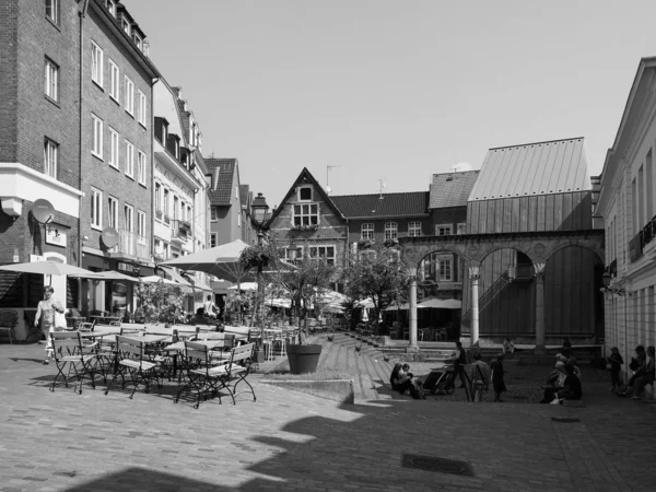 Pessoas no centro da cidade de Aachen, preto e branco — Fotografia de Stock