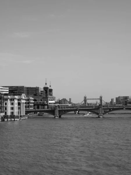 Londra 'da Thames Nehri, siyah beyaz — Stok fotoğraf