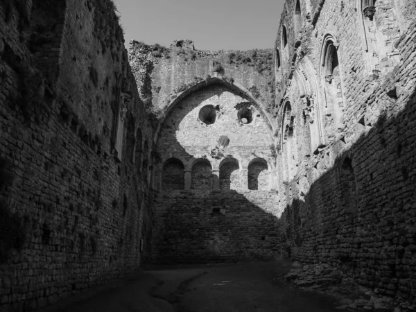 Chepstow Castle ruins in Chepstow, black and white — Stock Photo, Image