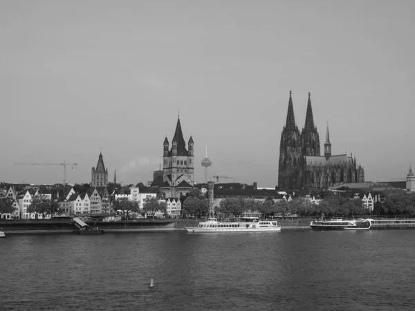 Utsikt över staden Koeln, svart och vitt — Stockfoto