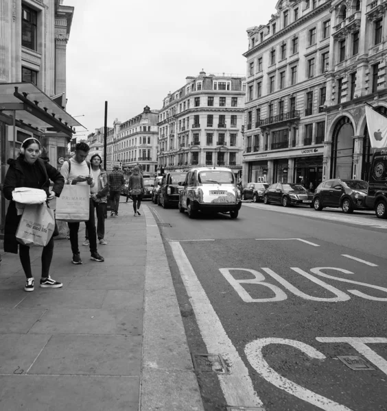 Regent Street w Londynie, czerń i biel — Zdjęcie stockowe