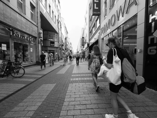 Hohe Strasse (High Street) shoppinggata i Koeln, svart och w — Stockfoto