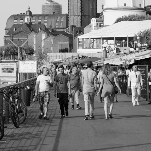 Rheinuferpromenade aan de Rijnoever in Düsseldorf, zwart en — Stockfoto